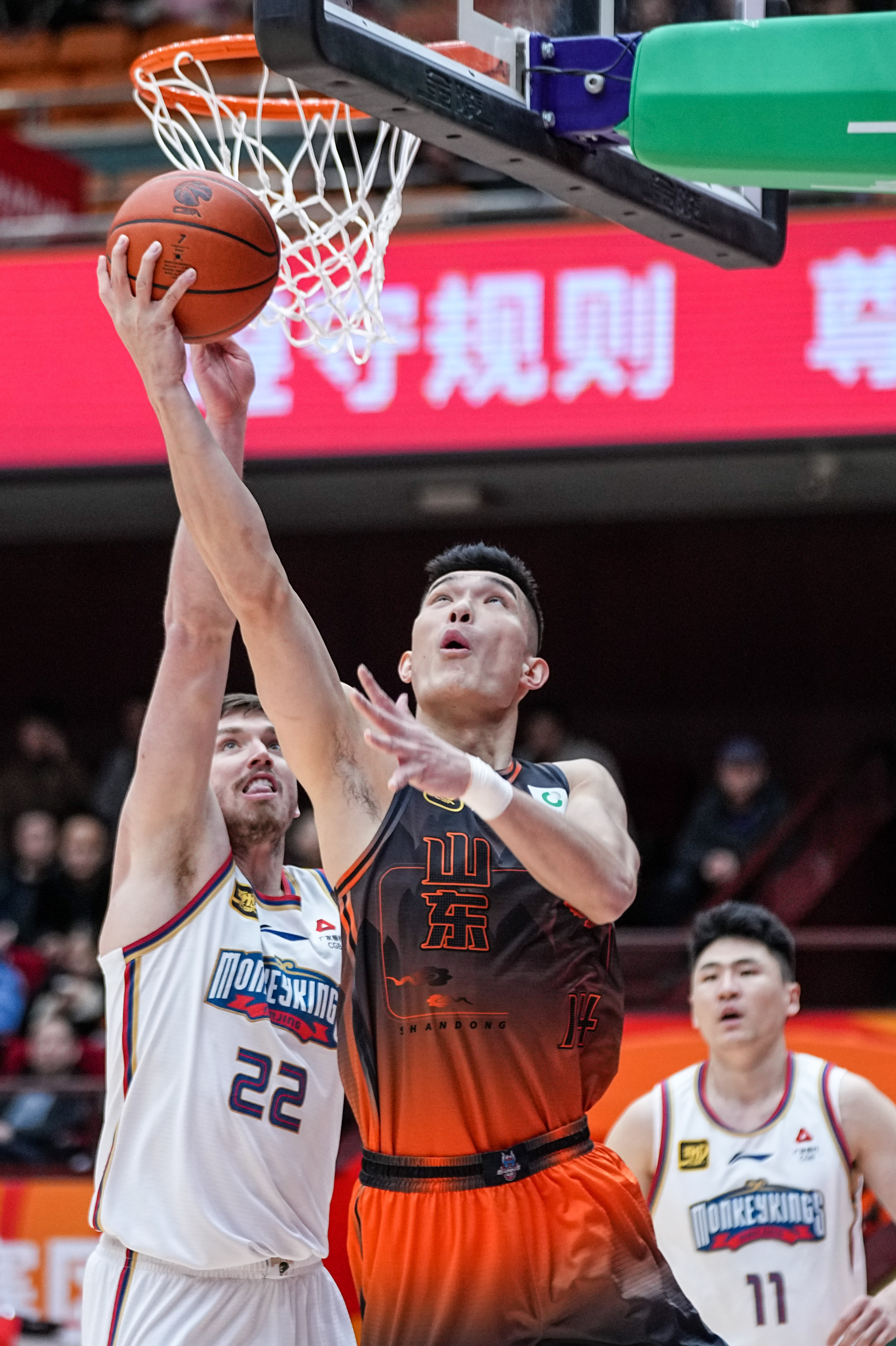 热门球队抢滩赛场，斗志昂扬迎战强手
