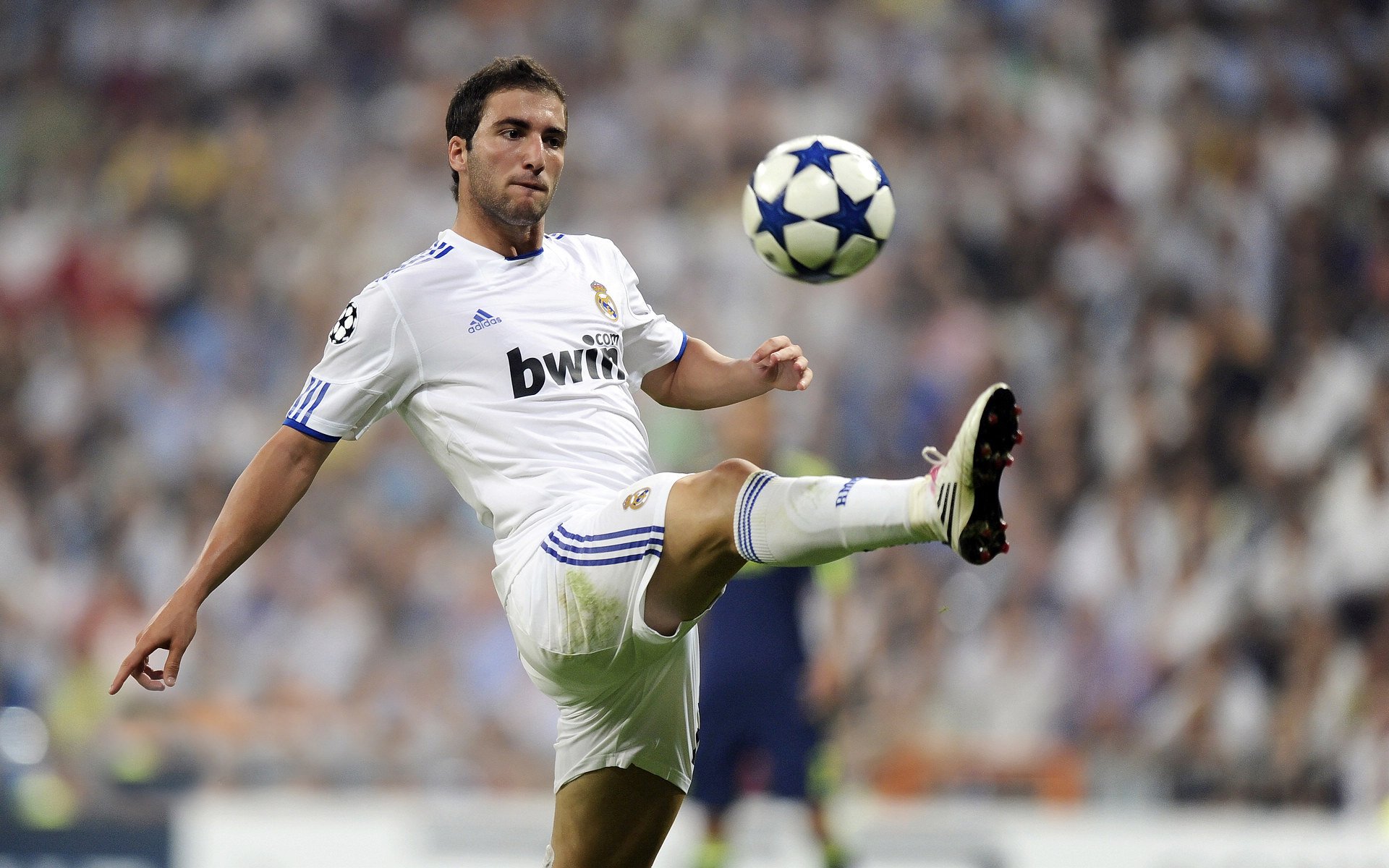 Uzi在IG比赛中最后时刻胜出，战术调整引发热议！引发球迷热议