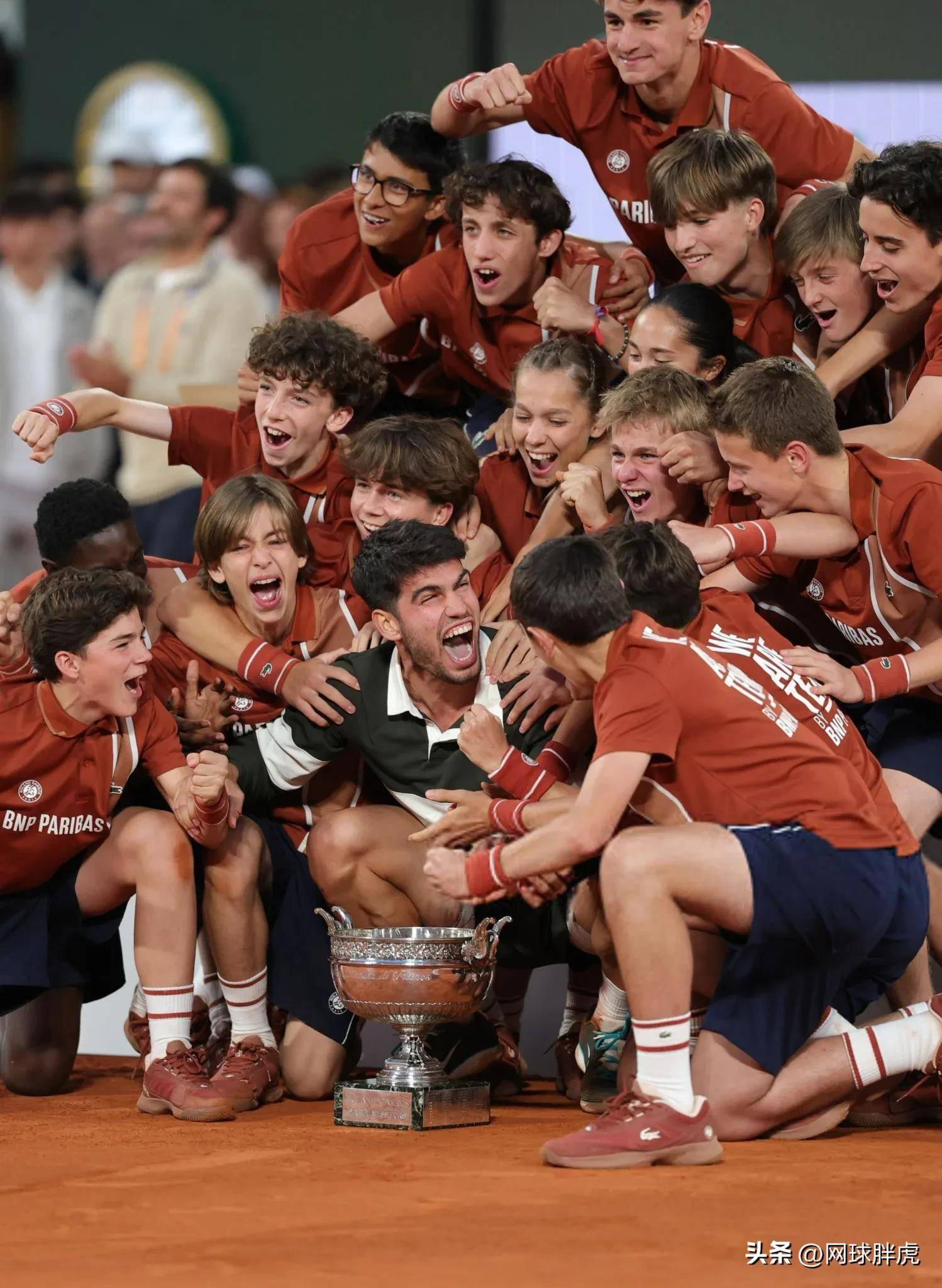 阿扎伦卡迎来七赛季出色发挥，瑞士队观众热烈欢呼！热度持续攀升的简单介绍